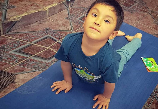 Niños que hacen yoga