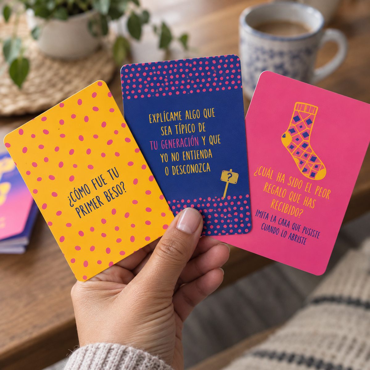 Mano sosteniendo cartas de conversación Teraideas